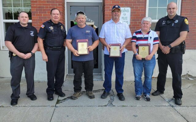 Caribou residents lauded as heroes after helping officer in trouble - Vimarsana News