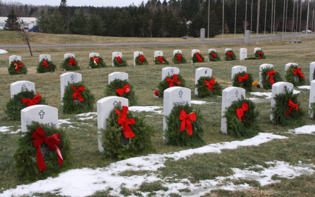Caribou volunteers place veterans wreaths ahead of weekend storm - Vimarsana News